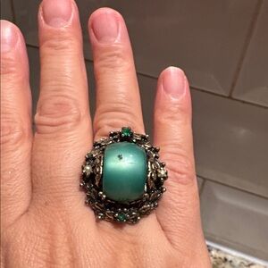 Vintage Victorian Elegant Green Stone Ring / Don’t know material nor precedence